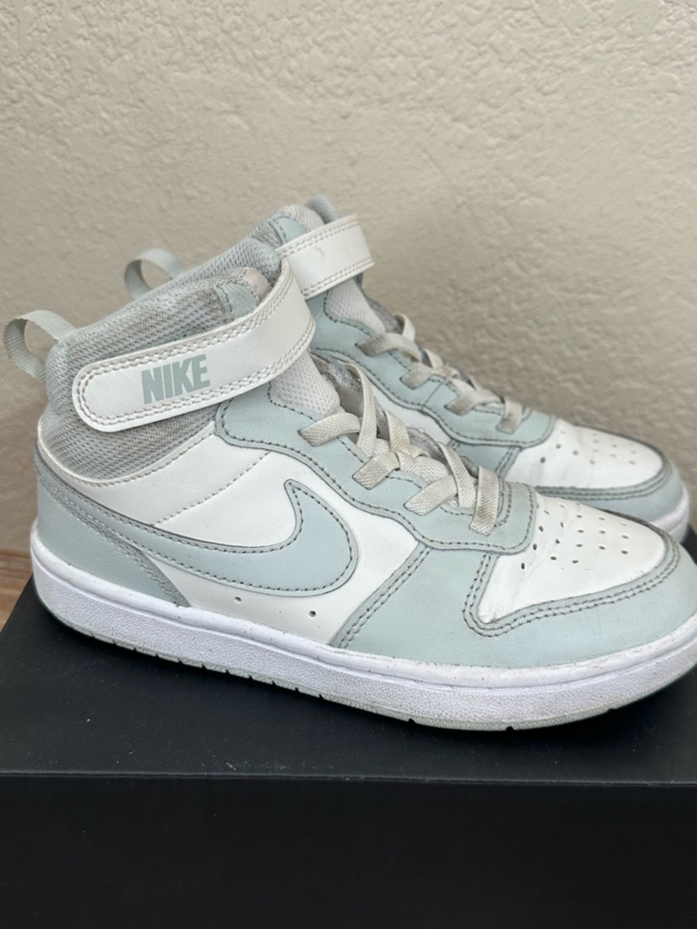 Nike Court. Size 1Y - Kids High-Top Sneakers in White and Gray